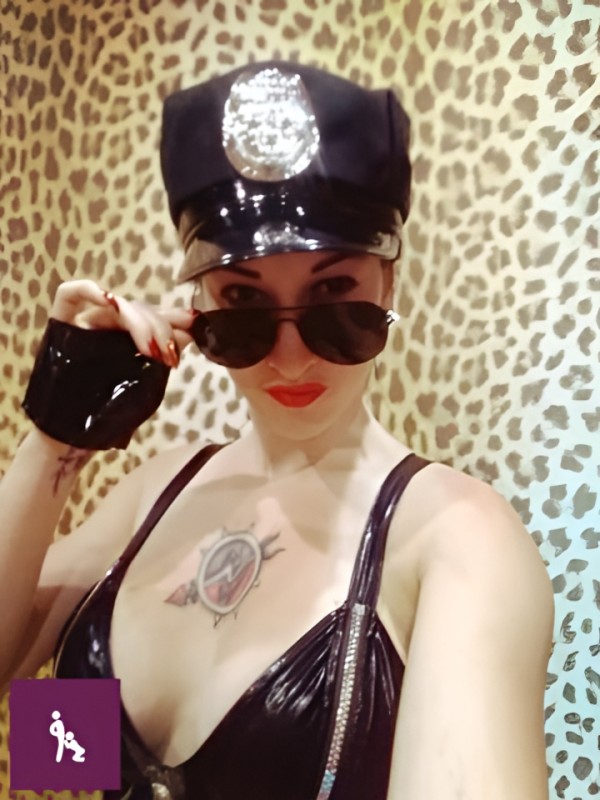 Софа привлекательная девушка из Павло-Федоровка цена от 4000 руб